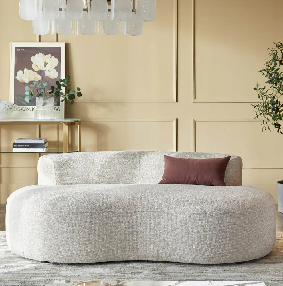 Với hình dáng quả thận đặc trưng, ghế sofa Gianna 2 chỗ ngồi với chất liệu dệt tự nhiên mang đến nét sang trọng hiện đại cho bất kỳ không gian sống nào. Thiết kế độc đáo này cân bằng hoàn hảo giữa hình thức và công năng, với lớp bọc vải dệt, dây đai hỗ trợ và sự kết hợp thoải mái giữa mút và sợi. Phần đệm mút cố định mang đến cảm giác êm ái và ấm áp, hoàn hảo cho những buổi tối thư giãn hoặc những khoảnh khắc chất lượng bên người thân yêu. Hãy kết hợp Gianna với đệm và khăn trải giường họa tiết, kết hợp với bàn cà phê sang trọng và thảm trải sàn họa tiết để tạo nên bầu không khí ấm áp và gần gũi. Một điểm nhấn tinh tế cho bất kỳ phòng khách hiện đại hay phòng ngủ ấm cúng nào.