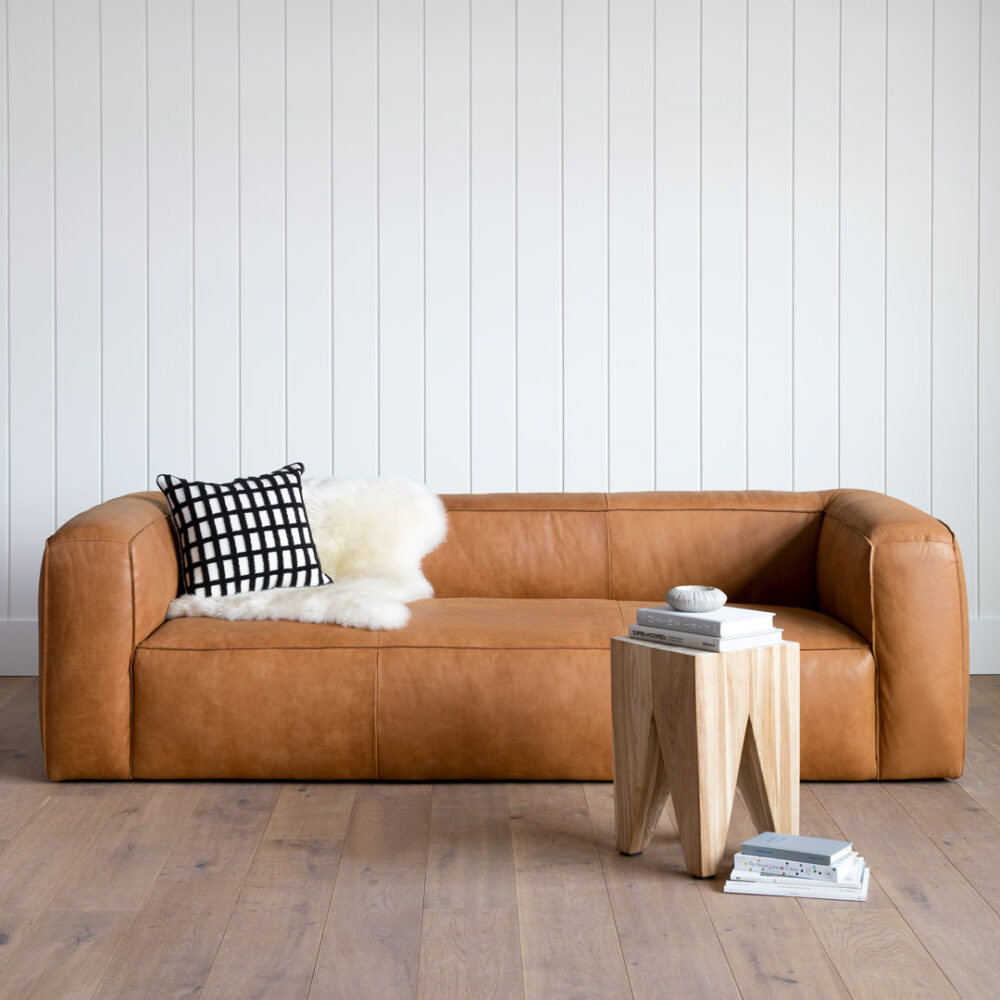 Sofa da Sirga phong cách công nghiệp, bọc da Ý nguyên hạt cao cấp, thiết kế sang trọng và bền bỉ.