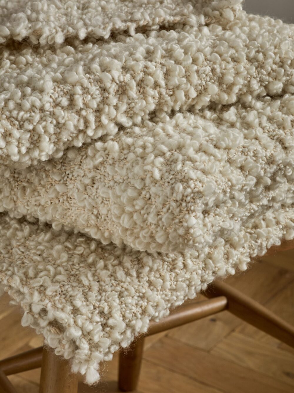 Chăn sofa Cosy họa tiết vòng lặp, kích thước 130x150cm, chất liệu Polyester Cotton, trang trí phòng khách hiện đại.