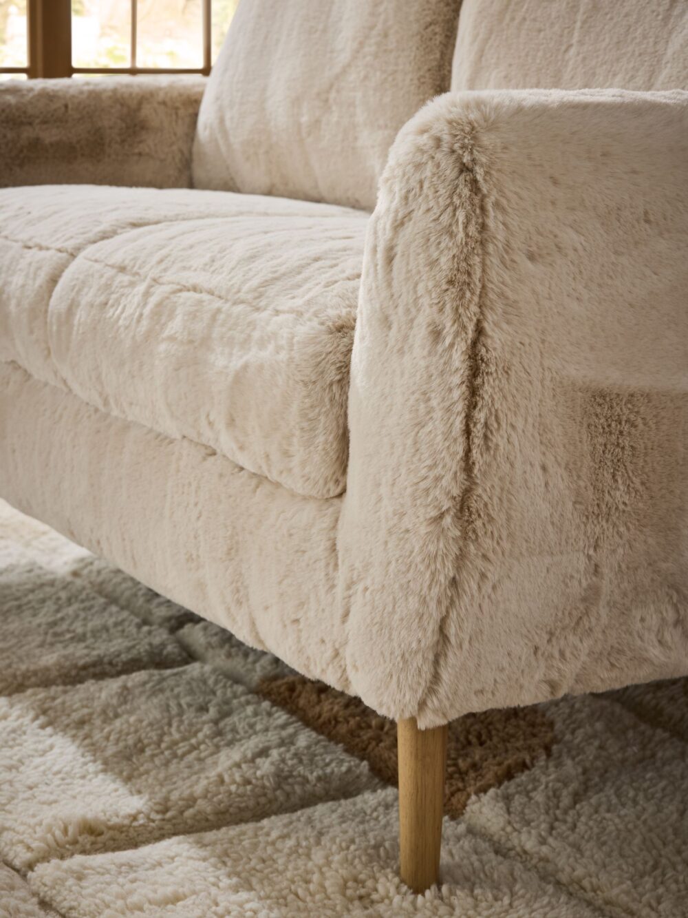 Sofa 2 chỗ Wilson Oslo Faux Fur Light Natural, thiết kế nhỏ gọn hiện đại, chất liệu polyester cao cấp.