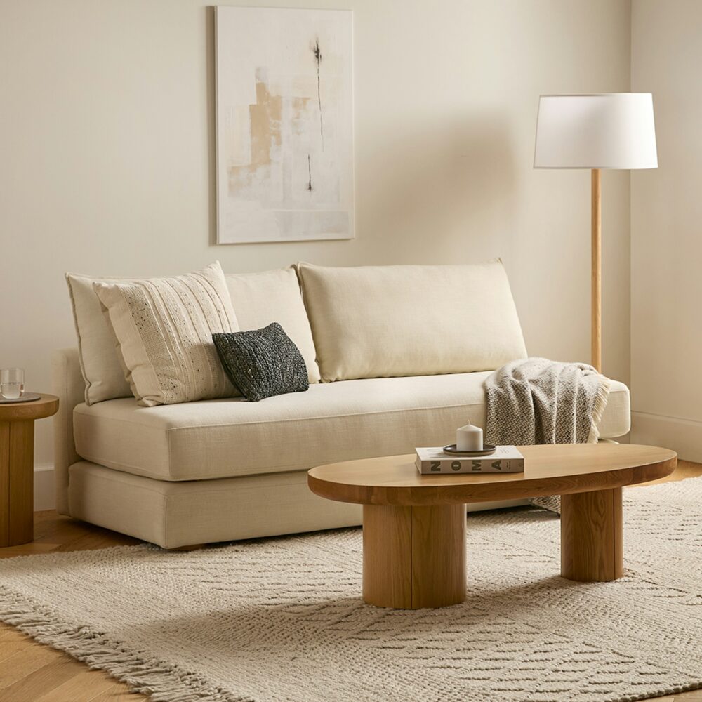 Sofa giường phong cách ven biển màu trắng cổ điển, khung gỗ chắc chắn, dễ dàng mở thành giường ngủ.