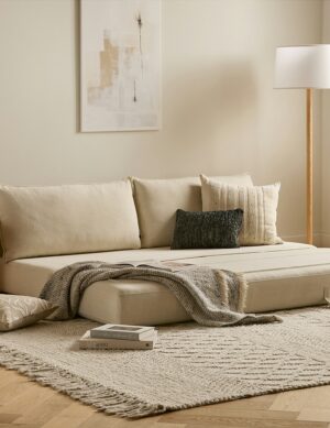 Sofa giường phong cách ven biển màu trắng cổ điển, khung gỗ chắc chắn, dễ dàng mở thành giường ngủ.