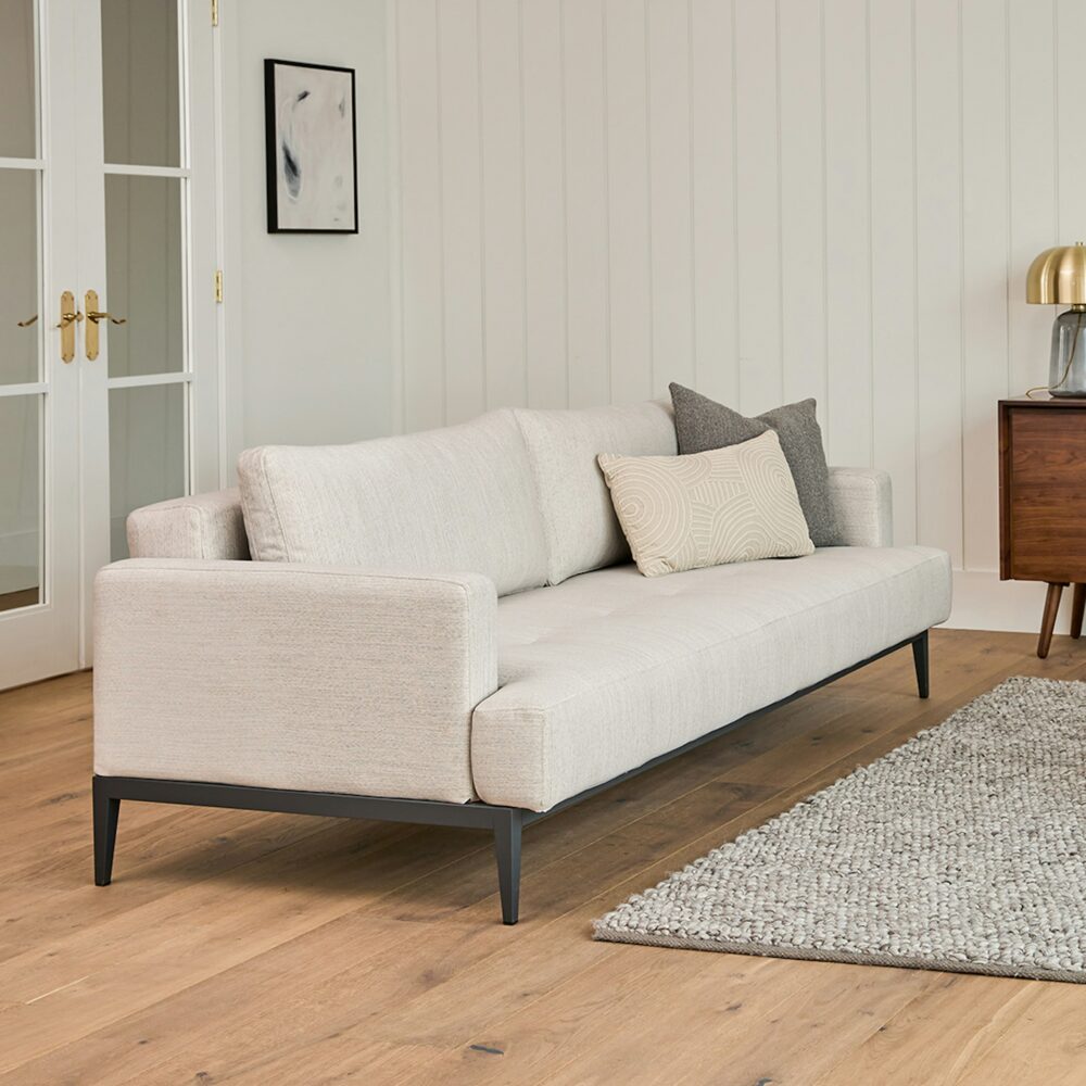 Sofa giường Solna phong cách hiện đại giữa thế kỷ, màu Atelier Ivory, khung thép chắc chắn, dễ dàng gấp gọn thành giường ngủ.