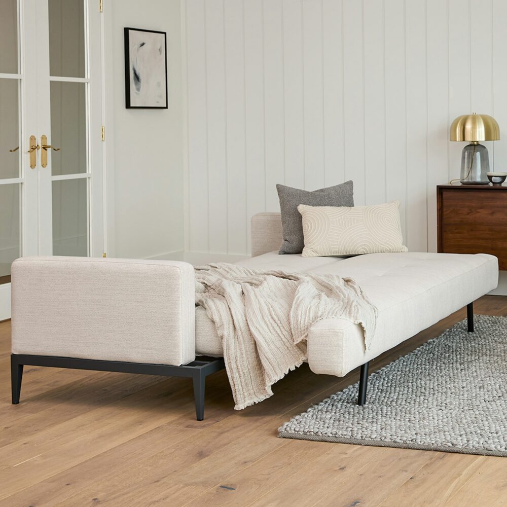 Sofa giường Solna phong cách hiện đại giữa thế kỷ, màu Atelier Ivory, khung thép chắc chắn, dễ dàng gấp gọn thành giường ngủ.