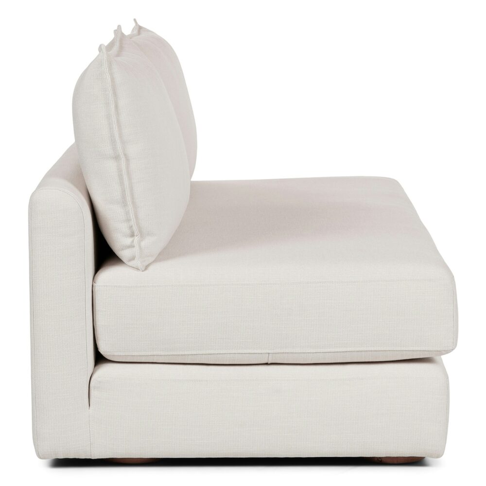 Sofa giường phong cách ven biển màu trắng cổ điển, khung gỗ chắc chắn, dễ dàng mở thành giường ngủ.