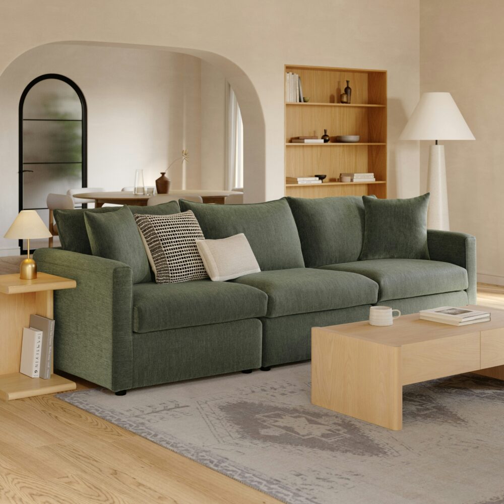 Ghế sofa mô-đun Lenae màu xanh cây thông trong phòng khách hiện đại, phong cách Mid-Century