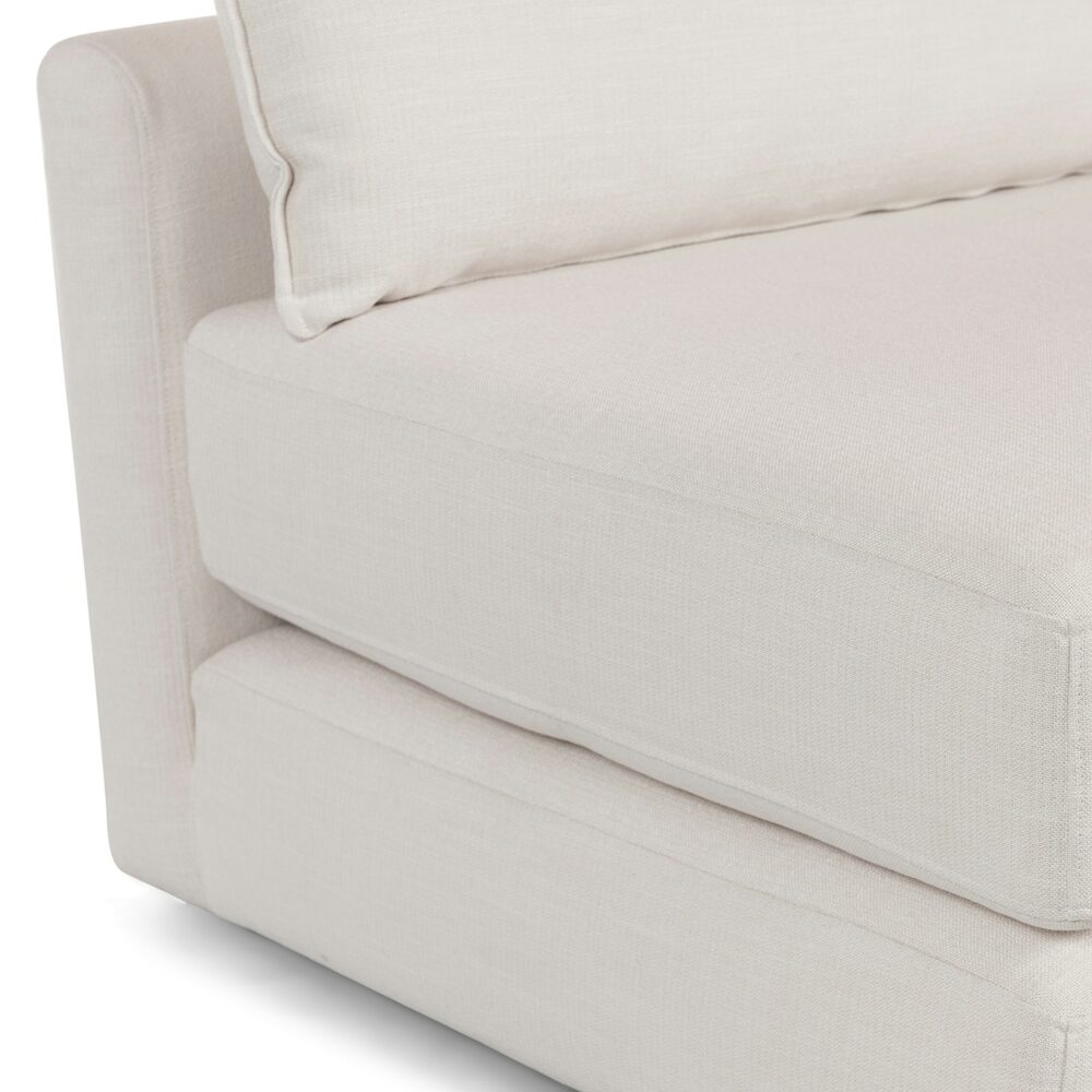 Sofa giường phong cách ven biển màu trắng cổ điển, khung gỗ chắc chắn, dễ dàng mở thành giường ngủ.