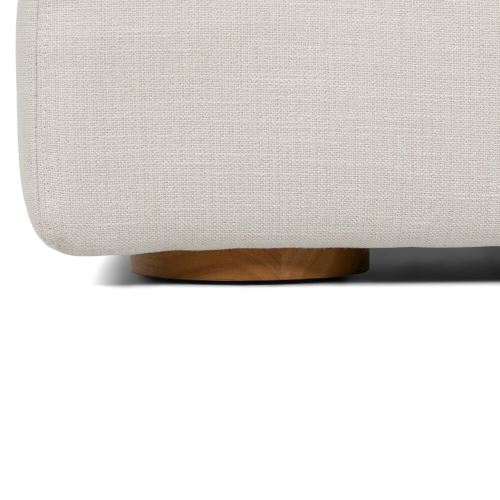 Sofa giường phong cách ven biển màu trắng cổ điển, khung gỗ chắc chắn, dễ dàng mở thành giường ngủ.