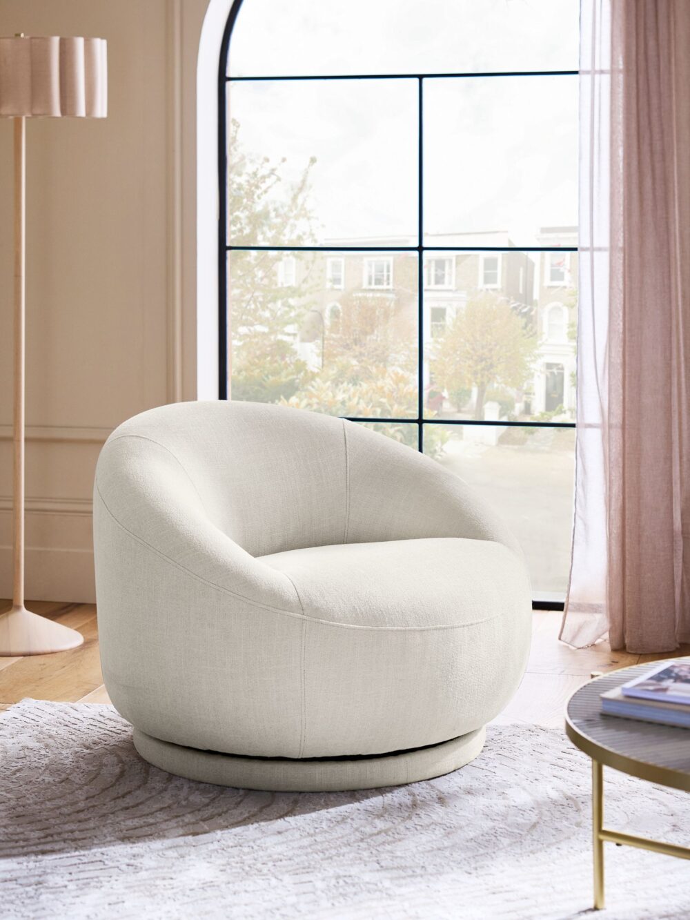 Ghế xoay Hague Brushed Weave Oyster Swivel Accent Chair, thiết kế tròn hiện đại, vải bền đẹp, phù hợp phòng khách và phòng ngủ.