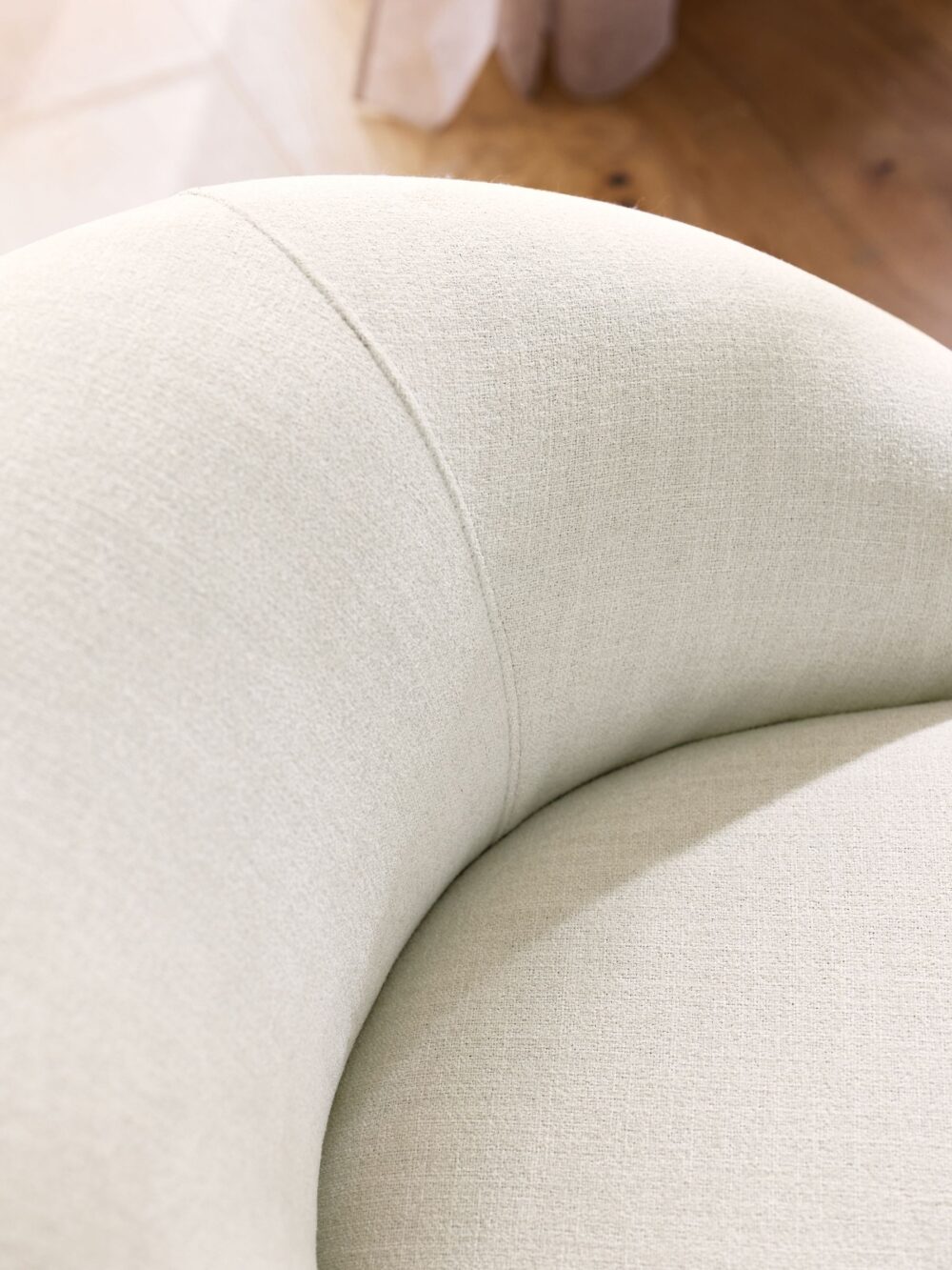 Ghế xoay Hague Brushed Weave Oyster Swivel Accent Chair, thiết kế tròn hiện đại, vải bền đẹp, phù hợp phòng khách và phòng ngủ.