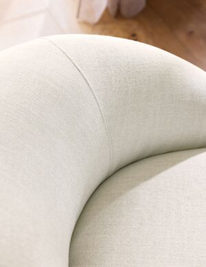 Ghế xoay Hague Brushed Weave Oyster Swivel Accent Chair, thiết kế tròn hiện đại, vải bền đẹp, phù hợp phòng khách và phòng ngủ.
