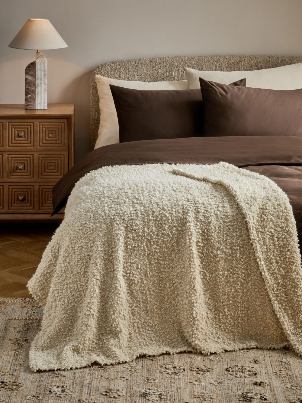 Chăn sofa Cosy họa tiết vòng lặp, kích thước 130x150cm, chất liệu Polyester Cotton, trang trí phòng khách hiện đại.